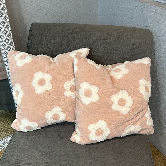 2 Pink Chenille Pillow Cover White Floral Motif 18x18 with insert. Zip closure. - Picture 3 of 6